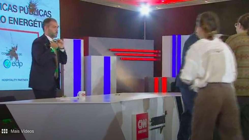 Duarte Cordeiro foi atacado com tinta verde por ativistas