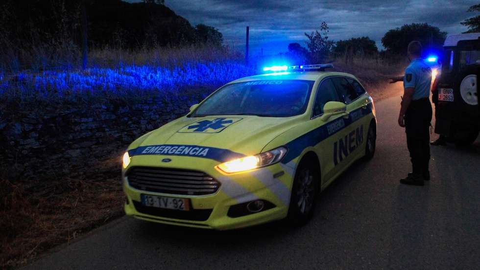 Bombeiros, VMER e GNR estiveram no local, mas nada foi possível fazer pelo condutor