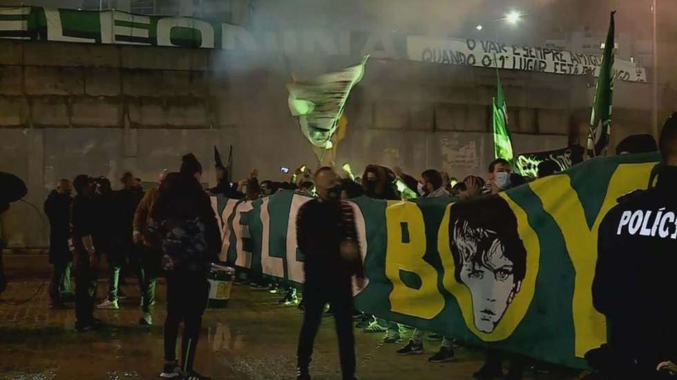 Centenas de adeptos do Sporting, a maioria das claques Juve Leo e Directivo, marcaram presença em Alvalade para apoiarem a equipa