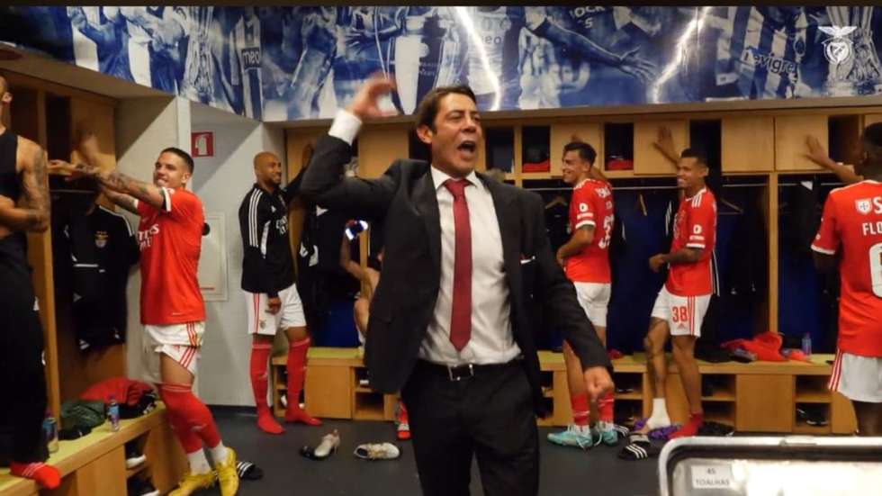 Rui Costa desceu ao balneário para dar os parabéns a jogadores, treinadores e staff e acabou por dar o mote a cantar o hino do Benfica