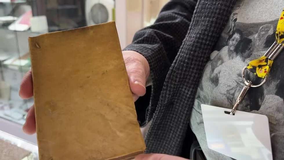 O livro foi encadernado há quatro séculos, em 1682