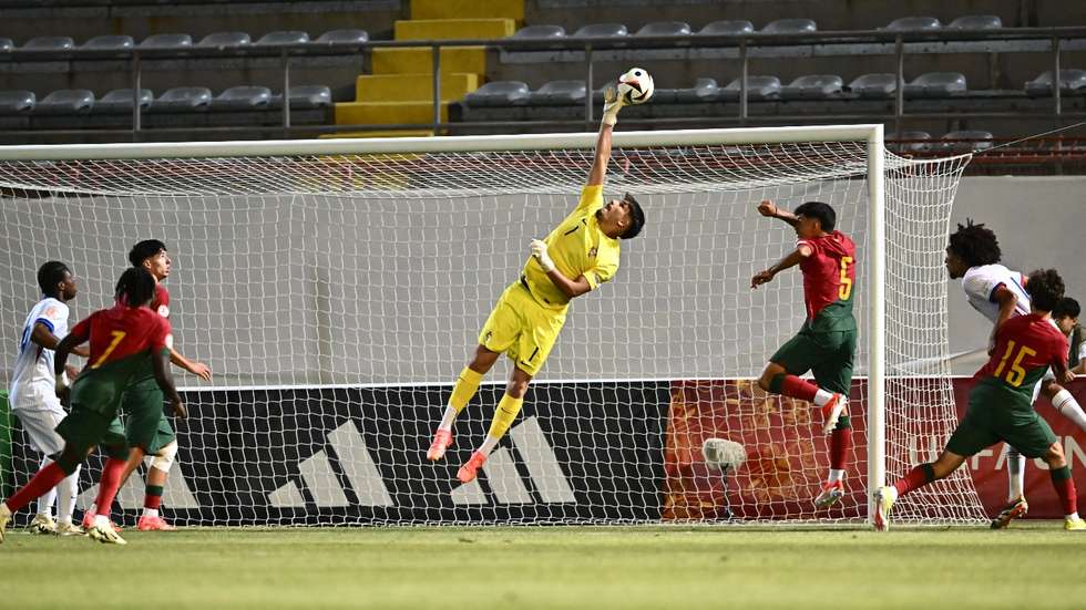 Diogo Ferreira teve duas intervenções decisivas a segurar a desvantagem mínima nos últimos minutos que deixou Portugal no primeiro lugar do grupo D