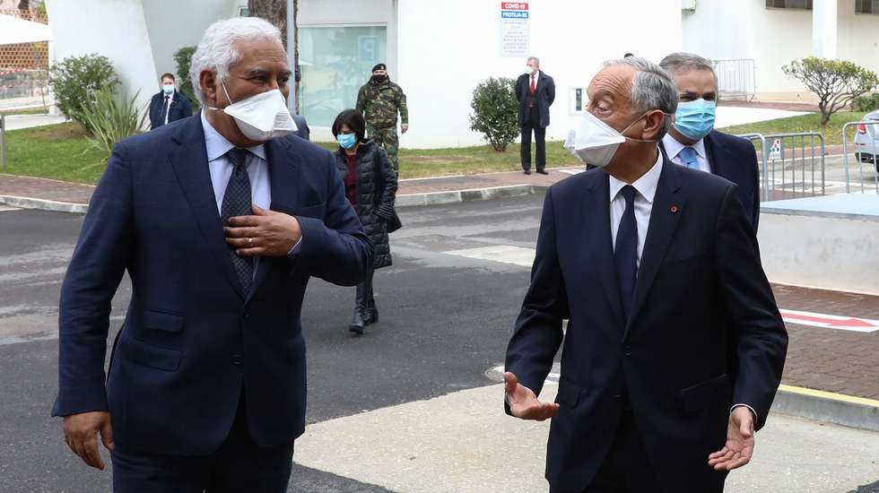 O Presidente da República, Marcelo Rebelo de Sousa (C), acompanhado pelo primeiro-ministro, António Costa (E), e pela ministra da Saúde, Marta Temido (D), durante a visita ao Hospital das Forças Armadas, em Lisboa, 26 de janeiro de 2021. ANTÓNIO COTRIM/LUSA