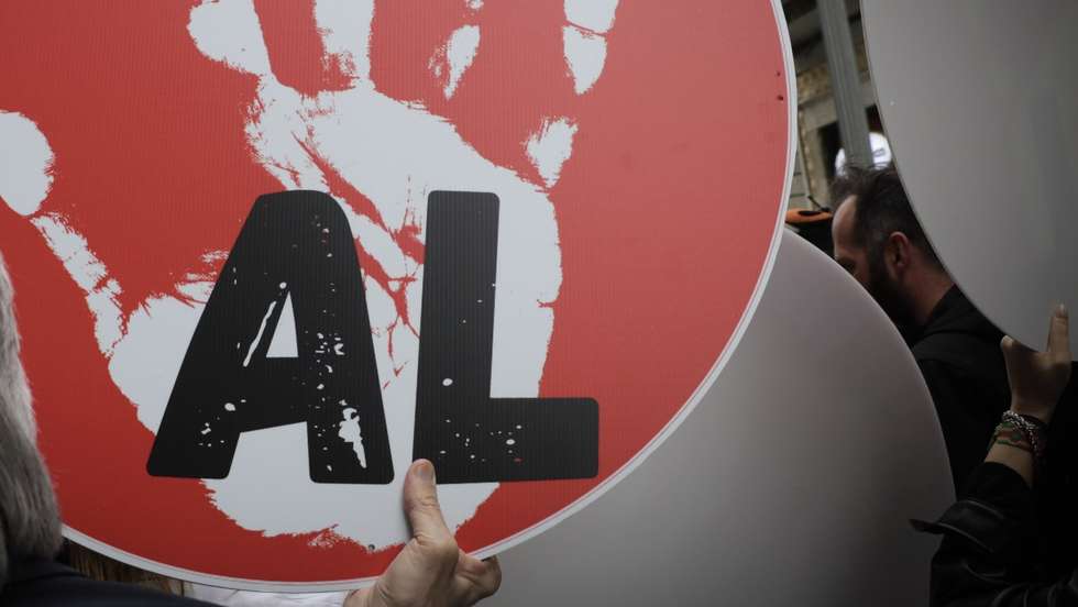 Arruada pela defesa do Alojamento Local, organizada pelo movimento Alojamento Local Porto e Norte (ALPN), constituído para a defesa do Alojamento Local na região e com o objetivo de lutar contra as propostas para o AL integradas no pacote “Mais Habitação”, que irão ser discutidas no Conselho de Ministros no próximo dia 30 de março. Porto, 25 de março de 2023.  MANUEL FERNANDO ARAÚJO/LUSA