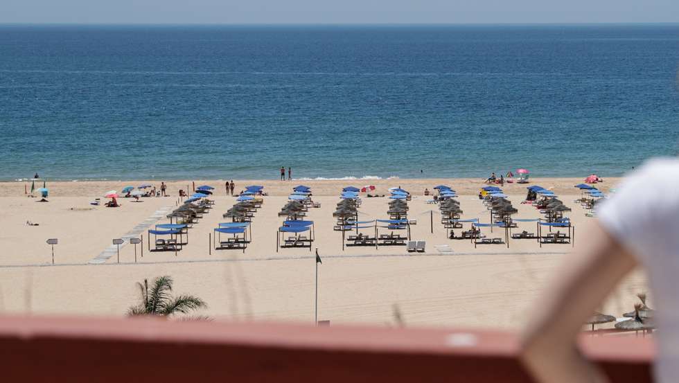 Falta de turistas na praia da Rocha devido à pandemia de covid-19 leva ao desespero de muitos comerciantes, que são obrigados a fecharem as portas por falta de clientes, em Portimão, 24 de junho de 2021. (ACOMPANHA TEXTO DA LUSA DO DIA 27 DE JUNHO DE 2021). LUÍS FORRA/LUSA