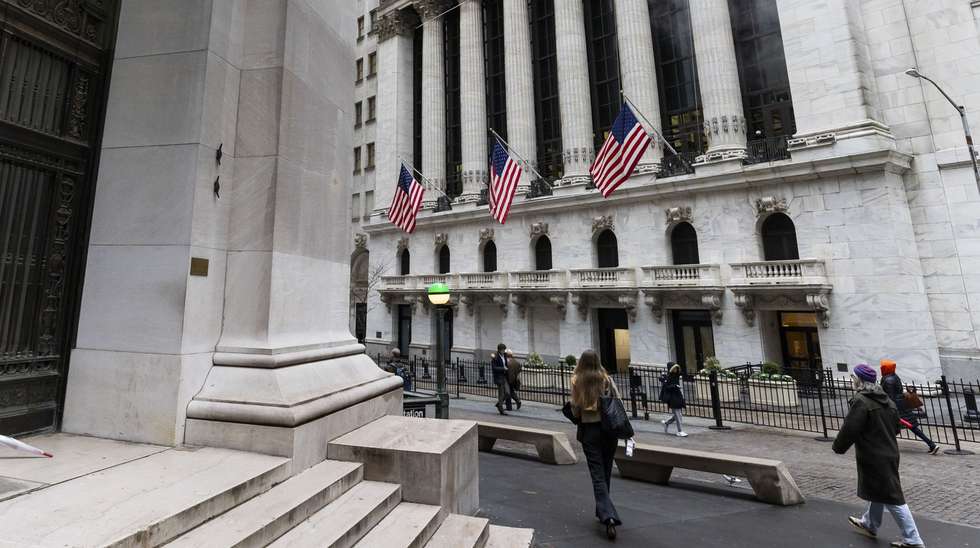 epaselect epa11733261 A person lies under a jacket at the intersection of Wall Street and Broad Street across the street from the New York Stock Exchange, in New York, New York, USA, 21 November 2024. Economic advisors to the incoming Trump administration and congressional Republicans have reportedly discussed widespread cuts to federal government spending, including possible reductions in social safety net programs including food stamps and welfare programs.  EPA/JUSTIN LANE