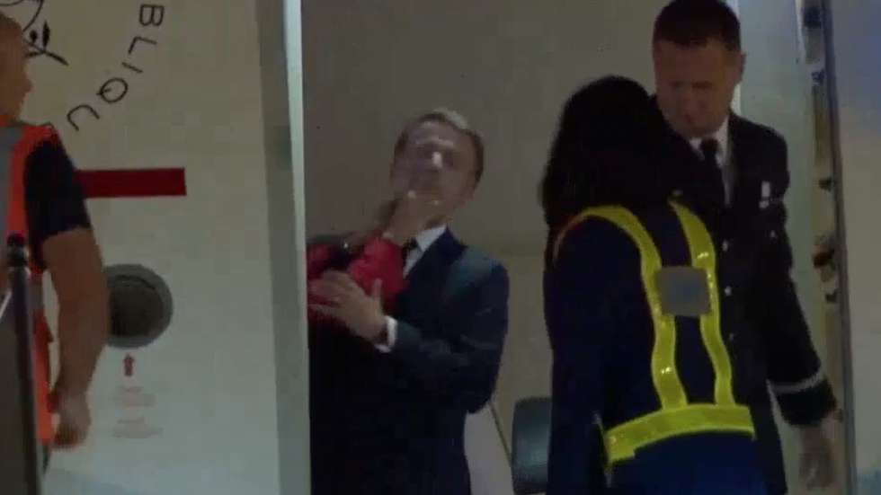 A comitiva de Emmanuel Macron esclareceu que o Presidente não foi agredido pela sua esposa, assumindo ter havido uma "discussão" e um momento "descontraído"