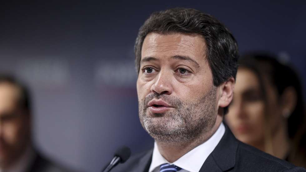 O presidente do Chega, André Ventura (C), apresenta o programa eleitoral do Chega na sede do partido, em Lisboa, 08 de fevereiro de 2024. FILIPE AMORIM/LUSA