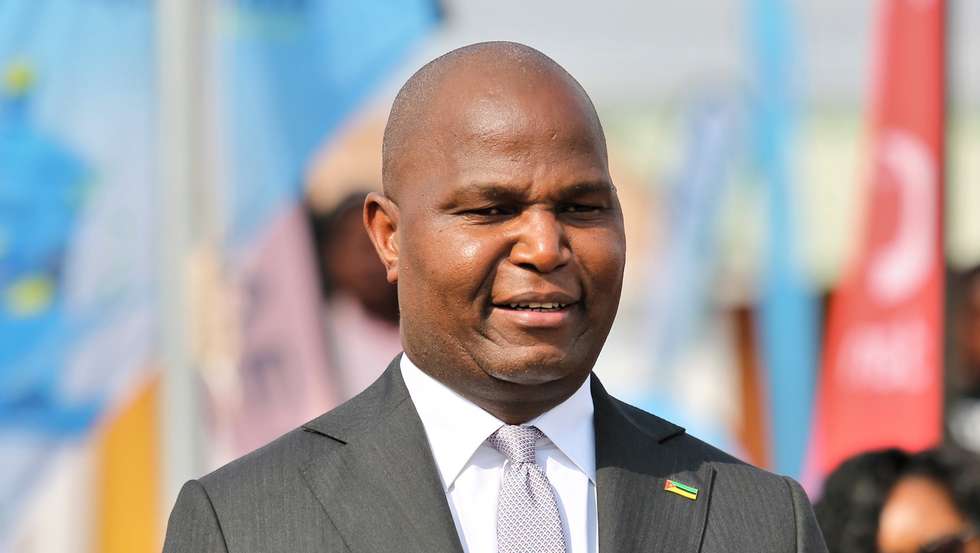 O Presidente de Moçambique, Daniel Chapo, na inauguração da Feira Internacional de Maputo (Facim), a maior exposição de bens e serviços do país, em Maputo, Moçambique, 25 de agosto de 2025. O Presidente de Moçambique prometeu hoje políticas para melhorar o ambiente de negócios no país, com aposta no reforço da previsibilidade jurídica e no combate à corrupção no setor público e privado. LUÍSA NHANTUMBO/LUSA