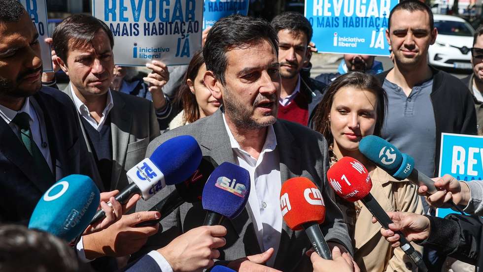 O presidente da Iniciativa Liberal, Rui Rocha, fala à imprensa numa ação em defesa de um conjunto de medidas a adoptar para resolver a crise de falta de casas em Portugal, em Lisboa, 09 de abril de 2024. TIAGO PETINGA/LUSA