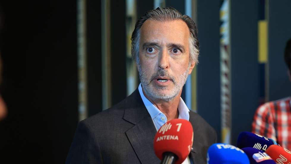 O eurodeputado do partido Iniciativa Liberal (IL), João Cotrim de Figueiredo, fala com a comunicação social no encerramento da reunião do Conselho Nacional no Porto, 21 de Setembro de 2025. O Conselho Nacional reuniu-se para debater e deliberar sobre o Relatório e Contas do exercício de 2024 e sobre o apoio do partido a uma candidatura de João Cotrim Figueiredo às Eleições Presidenciais 2026. ESTELA SILVA/LUSA