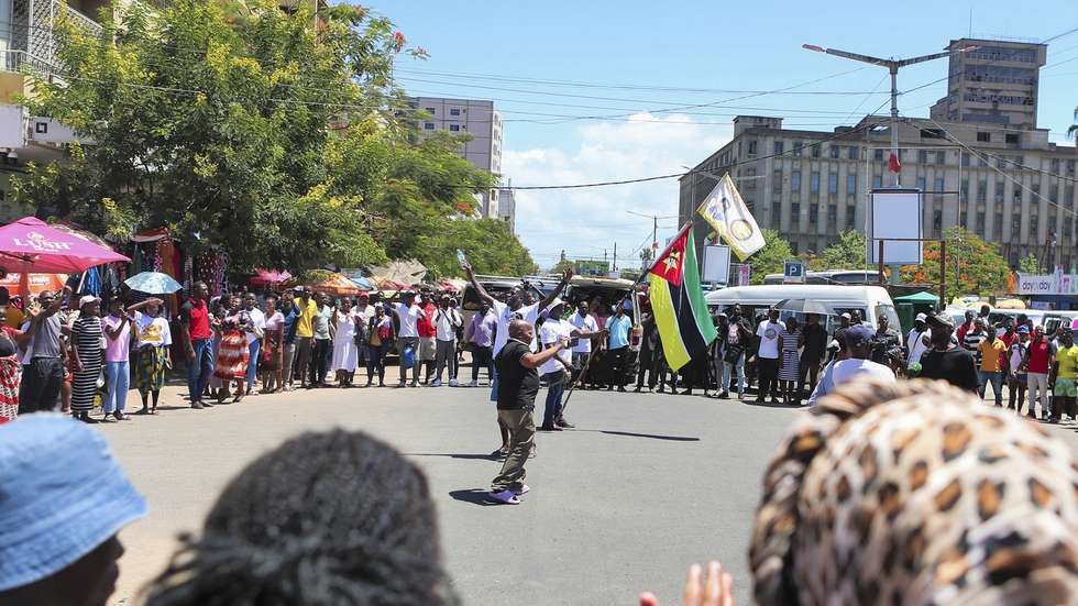 O hino de Moçambique voltou hoje a ser entoado por centenas de populares em diferentes ruas do centro de Maputo, em resposta ao apelo do ex-candidato presidencial Venâncio Mondlane, terminando ao fim de 15 minutos, sem incidentes, Maputo, Moçambique, 24 de janeiro de 2025. Entre a avenida Guerra Popular e a baixa da cidade, vários grupos juntaram-se, à hora prevista - 13:00 locais (menos duas horas em Lisboa)- e, de mãos dadas, com bandeiras, vuvuzelas e apitos, cantaram o hino, pacificamente, perante um trânsito bloqueado, durante 15 minutos, uma forma de contestação que marcou os protestos pós-eleitorais sobretudo em dezembro. LUÍSA NHANTUMBO/LUSA