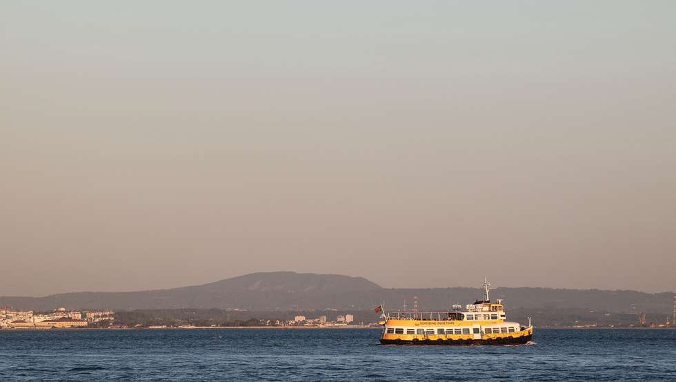 Um cacilheiro passa no rio Tejo, em Lisboa, 07 de agosto de 2024. Barco. Rio Tejo. Transportes. ANTÓNIO PEDRO SANTOS/LUSA