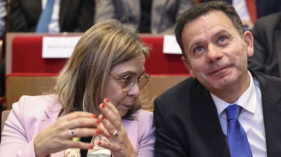 O primeiro-ministro, Luís Montenegro, acompanhado pela ministra da Saúde, Ana Paula Martins, durante a cerimónia comemorativa do Dia Mundial da Saúde, dia criado pela Organização Mundial da Saúde em 07 de abril de 1948,  no Auditório do INFARMED, Parque de Saúde de Lisboa, 07 de abril de 2025. ANDRÉ KOSTERS/LUSA