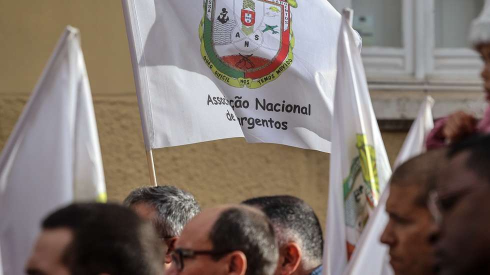 Elementos das associações militares e forças de segurança durante a ação de protesto que decorreu junto à residência oficial do primeiro-ministro contra os parcos aumentos salariais previstos para 2023, Lisboa, 19 de novembro de 2022. O protesto, é organizado pela Comissão Coordenadora Permanente (CCP) dos Sindicatos e Associações dos Profissionais das Forças e Serviços de Segurança, estrutura que congrega os sindicatos e associações mais representativos do setor da segurança interna, e pelas associações das Forças Armadas Associação Nacional de Sargentos (ANS), Associação de Oficiais das Forças Armadas (APFA) e Associação de Praças (AP). ANTÓNIO COTRIM/LUSA