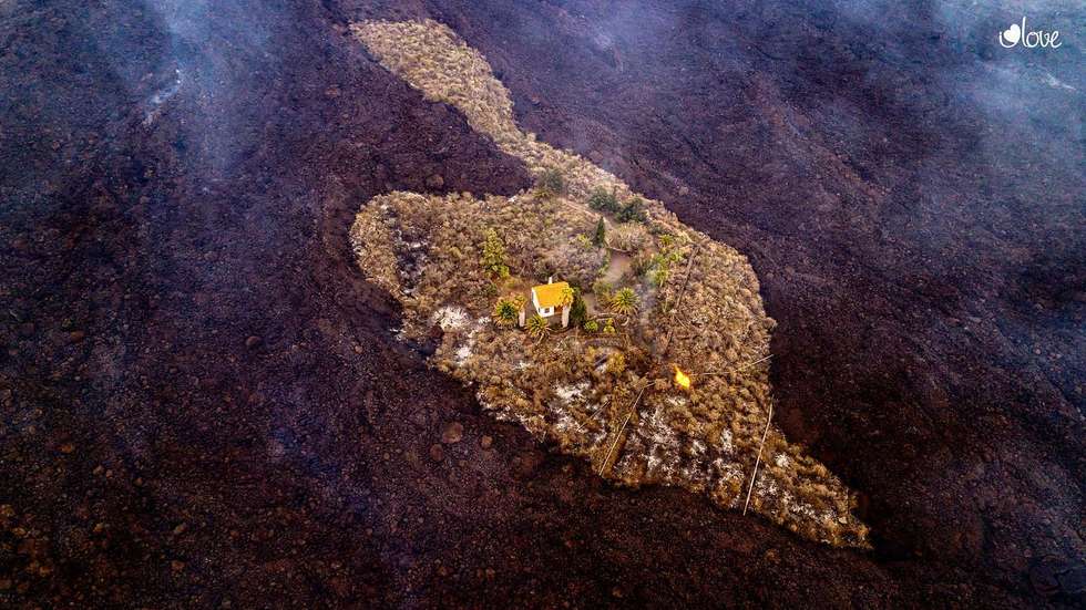 A fotografia da casa tornou-se viral nas redes sociais, por ser um dos poucos exemplos em que a natureza "respeitou" a construção humana