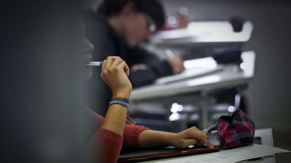 Alunos durante uma aula de Português no Colégio São João de Brito, em Lisboa, 09 de novembro de 2013. O Colégio São João de Brito ficou em 1.º lugar no ranking das escolas secundárias. (ACOMPANHA TEXTO). MARIO CRUZ / LUSA