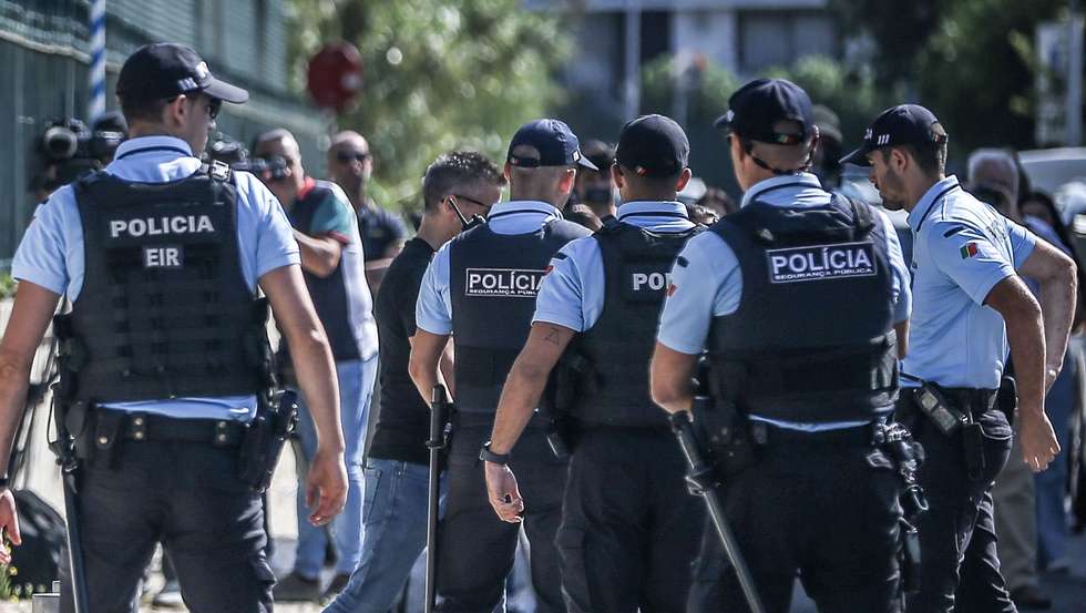 Agentes da Polícia de Segurança Pública (PSP) detêm uma ativista durante a marcha de protesto para reivindicar "o fim aos combustíveis fósseis até 2030 e eletricidade 100% renovável e acessível até 2025, de modo a garantir que o inverno de 2023/24 é o último inverno de gás no país", frente ao Ministério Público de Oeiras, 15 de setembro de 2023. Esta marcha insere-se no movimento internacional 'Fridays for Future', e para este dia estão marcadas manifestações por todo o mundo. RODRIGO ANTUNES/LUSA