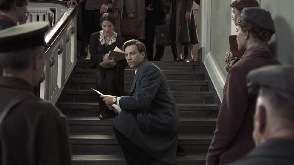 Alexander Kuznetsov (ao centro) em "Two Prosecutors", de Sergei Loznitsa