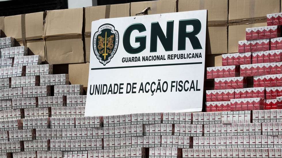 As autoridades policiais deram cumprimento a 70 mandados de busca em território nacional e 12 em Espanha. Caso é investigado há um ano