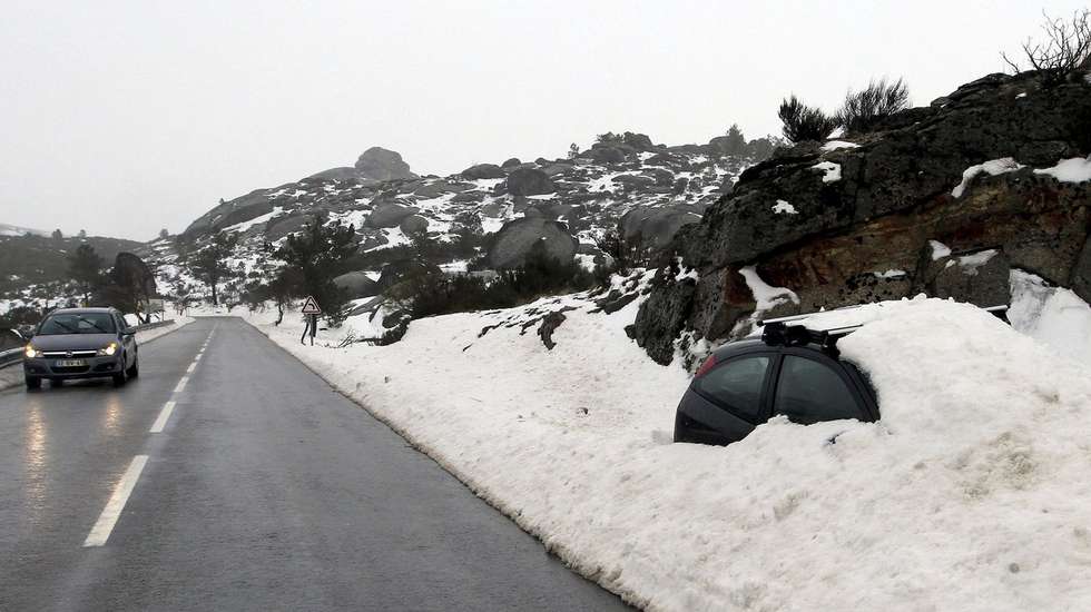 Estrada de acesso ao maciço central da Serra da Estrela em funcionamento após a queda de neve ter cortado o trânsito em alguns acessos, Covilhã, 23 de janeiro de 2013. ANTÓNIO JOSÉ/LUSA