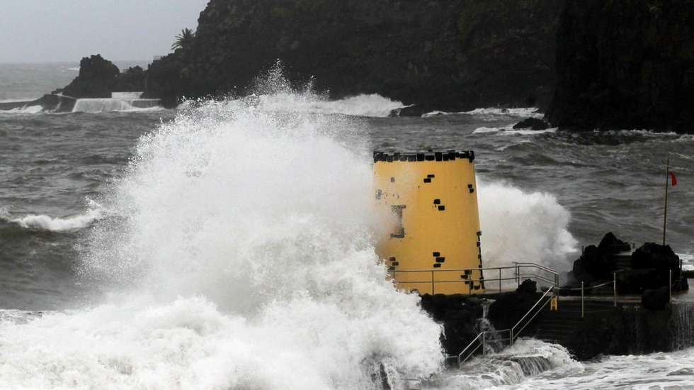 A Ilha da Madeira está hoje em alerta vermelho para o vento e a agitação marítima, no Funchal, 28 de fevereiro de 2018. O mau tempo que está a afetar o arquipélago da Madeira não provocou ocorrências de acordo com a Proteção Civil regional, mas já originou o cancelamento de cinco voos, informou fonte da estrutura aeroportuária. HOMEM DE GOUVEIA/LUSA