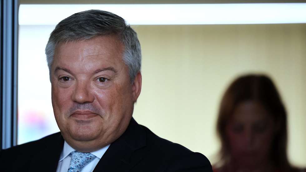 O presidente da Câmara de Vila Nova de Gaia, Eduardo Vítor Rodrigues, que foi condenado a perda de mandato pelo crime de peculato, anunciou hoje que irá apresentar a sua renúncia ao cargo em junho.