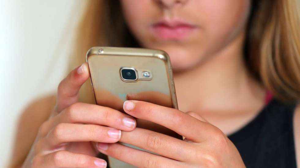 telefone e jovens