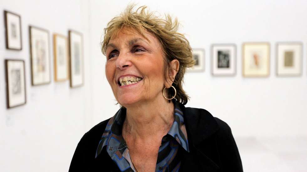 Na página oficial da galeria pode ler-se que Paula Rego representa uma "atitude artística inconfundível"