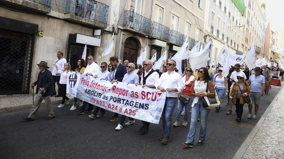 Manifestação &quot;Embaixada Beira Interior a Lisboa P'la Reposição das SCUT na A23, A24 e A25&quot; teve início na Rotunda do Marquês e terminou na Assembleia da República