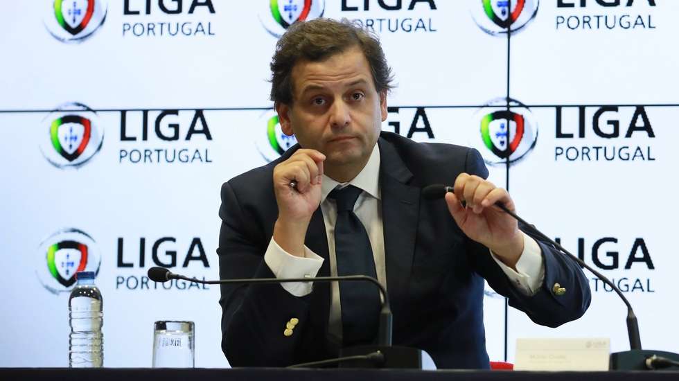 O presidente da Mesa da Assembleia Geral da Liga, Mário Costa no final da Assembleia geral ordinária da Liga Portuguesa de Futebol Profissional (LPFP), para leitura e aprovação das atas das reuniões da Assembleia Geral, apreciação, discussão e votação da proposta de relatório de contas relativo ao ano 2017/18, bem como o parecer do conselho fiscal, entre outros assuntos, na sede da Liga, no Porto, 04 de setembro de 2018. MANUEL FERNANDO ARAÚJO/LUSA