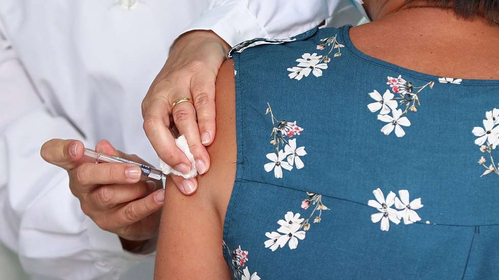 Estas vacinas são disponibilizadas nas farmácias que disponham do serviço de administração de vacinas e tenham profissionais com formação específica para as administrar