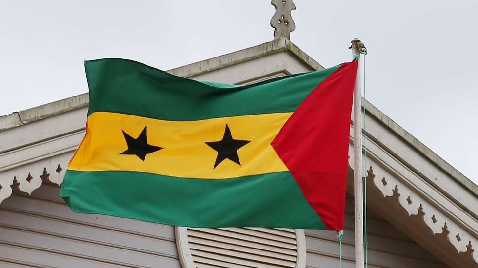 O ato de posse teve lugar no Palácio do Governo são-tomense, presidido pelo primeiro-ministro Patrice Trovoada.