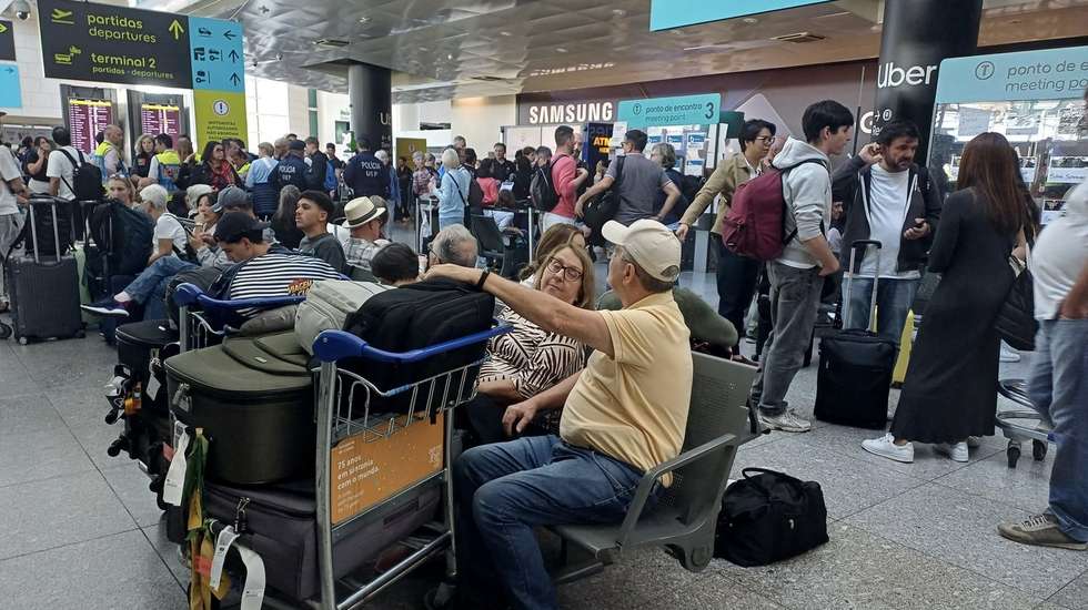 Ao abrigo da legislação da União Europeia, as transportadoras têm liberdade para fixar preços e cobrar por artigos de bagagem adicionais