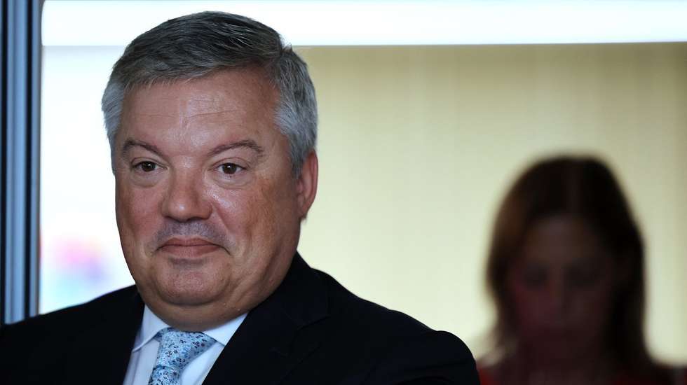 O presidente da Câmara de Vila Nova de Gaia, Eduardo Vítor Rodrigues, que foi condenado a perda de mandato pelo crime de peculato, anunciou hoje que irá apresentar a sua renúncia ao cargo em junho.