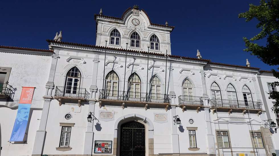 A Évora Pride começou na terça-feira e, até domingo, estão exposições, concertos, performances, conversas, ações de sensibilização e uma marcha do orgulho