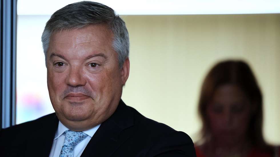 O presidente da Câmara de Vila Nova de Gaia, Eduardo Vítor Rodrigues, que foi condenado a perda de mandato pelo crime de peculato, anunciou hoje que irá apresentar a sua renúncia ao cargo em junho.