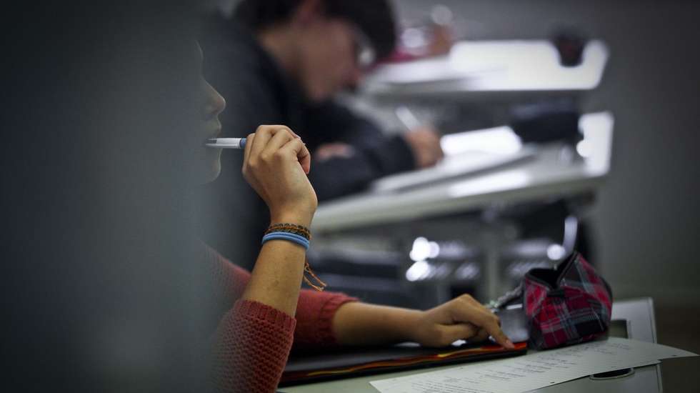 Alunos durante uma aula de Português no Colégio São João de Brito, em Lisboa, 09 de novembro de 2013. O Colégio São João de Brito ficou em 1.º lugar no ranking das escolas secundárias. (ACOMPANHA TEXTO). MARIO CRUZ / LUSA