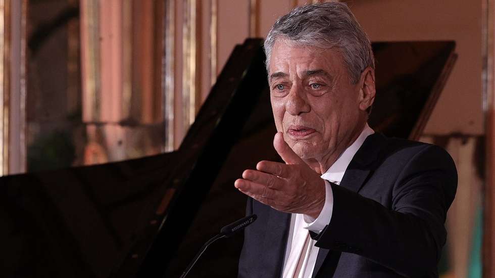 O músico já atuou várias vezes em Portugal, a última das quais em junho de 2018, numa série de seis concertos, de apresentação de "Caravanas"