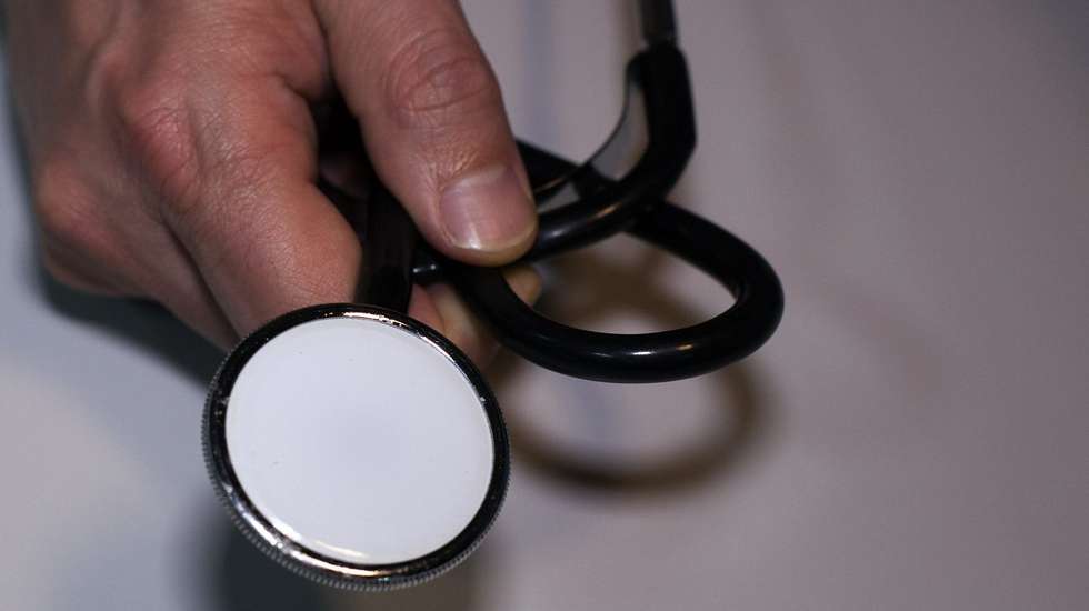 O contingente de médicos a contratar abrange a celebração de novos contratos de trabalho, bem como a renovação de contratos em execução a 31 de dezembro de 2025