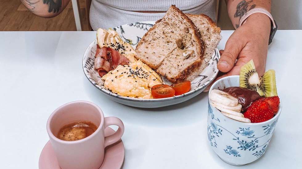 A(mar)ia é mais recente retiro do brunch na Costa da Caparica. Fica na casa azul da Pedrada Tatto Palace na Caparica e também serve tapioca, bowl de pitada, crepes e waffles ©DR
