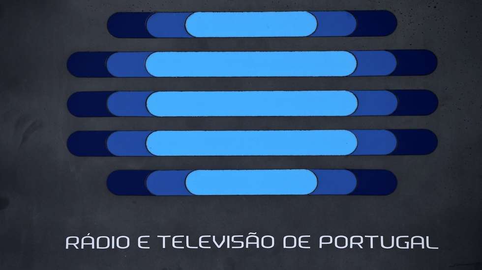 Em 4º lugar está o Jornal de Notícias (77%); depois o  Expresso (76%). Seguem-se a Rádio Comercial (75%), o Público (74%), a Rádio Renascença (73%) e a TSF (72%)