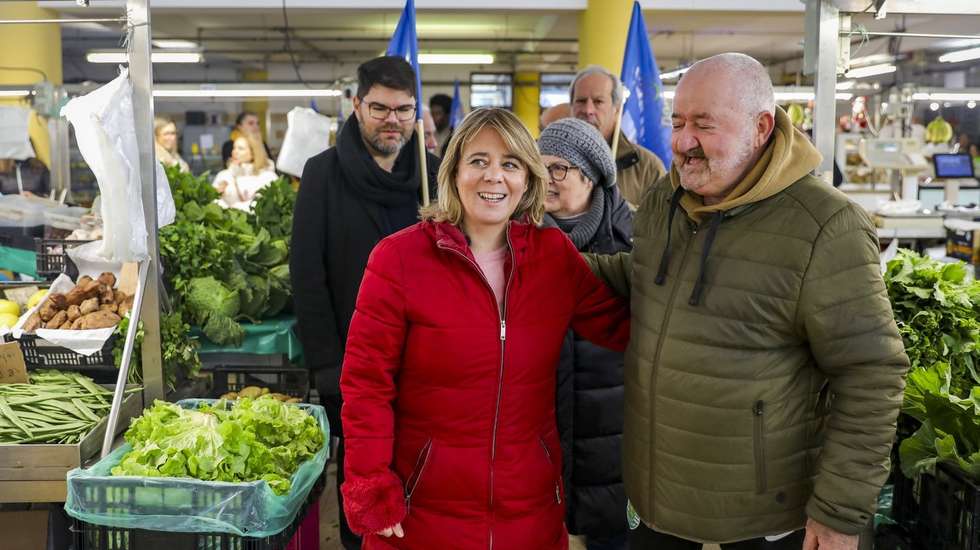 A candidata à Presidência da República, Catarina Martins (2-E), cumprimenta um popular, durante a visita ao mercado semanal de Torres Novas em ação de campanha para as eleições presidenciais de 18 de janeiro, em Torres Novas, 06 de janeiro de 2026.
