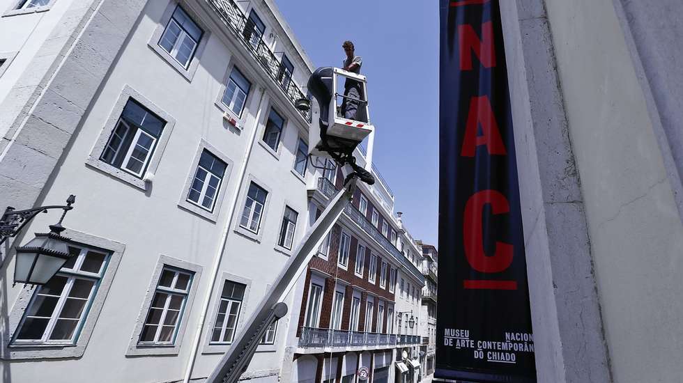 Trabalhadores dão os últimos retoques no novo espaço de exposição do Museu do Chiado , Lisboa, julho de 2015