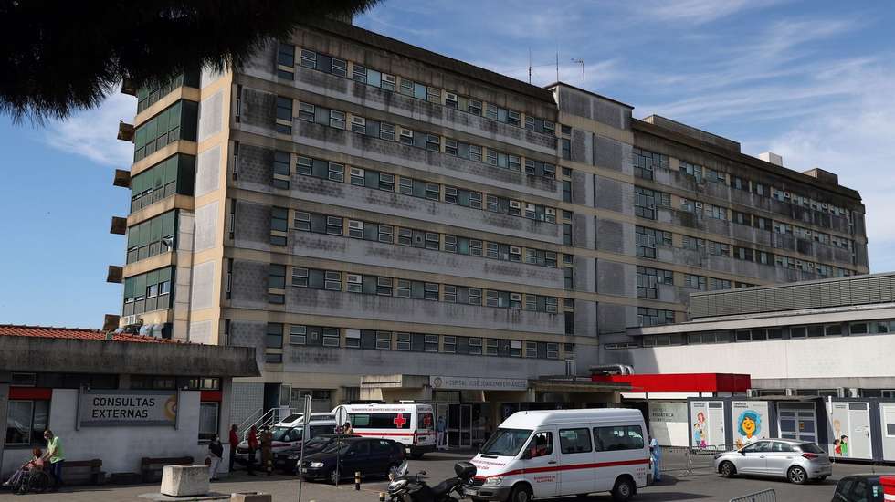 Esta medida temporária deve-se a uma elevada afluência de doentes com quadros clínicos complexos e equipa clínica reduzida.