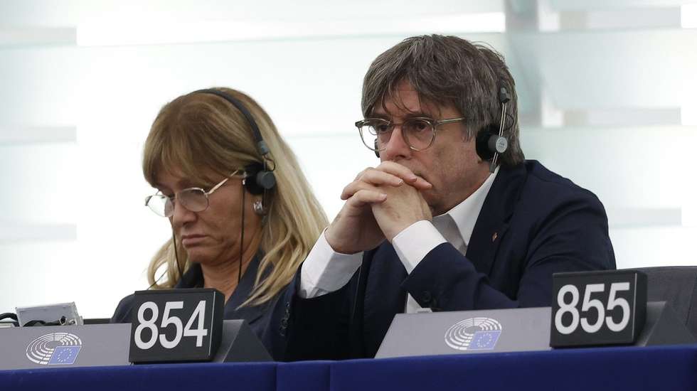 Carles Puigdemont vive na Bélgica desde 2017 para fugir à justiça espanhola e é membro do Parlamento Europeu desde 2019 pelo partido independentista Juntos pela Catalunha