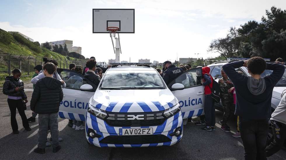 Ao 1º ciclo, os agentes vão relembrar os cuidados que as crianças devem ter nas férias quando são abordadas por desconhecidos