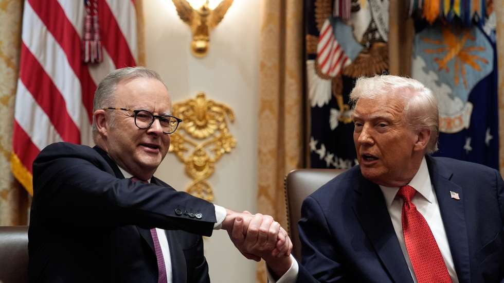 epa12468230 US President Donald Trump (R) with Australian Prime Minister Anthony Albanese (L) during their meeting in the Cabinet Room at the White House in Washington, DC, USA, 20 October 2025.  EPA/YURI GRIPAS / POOL