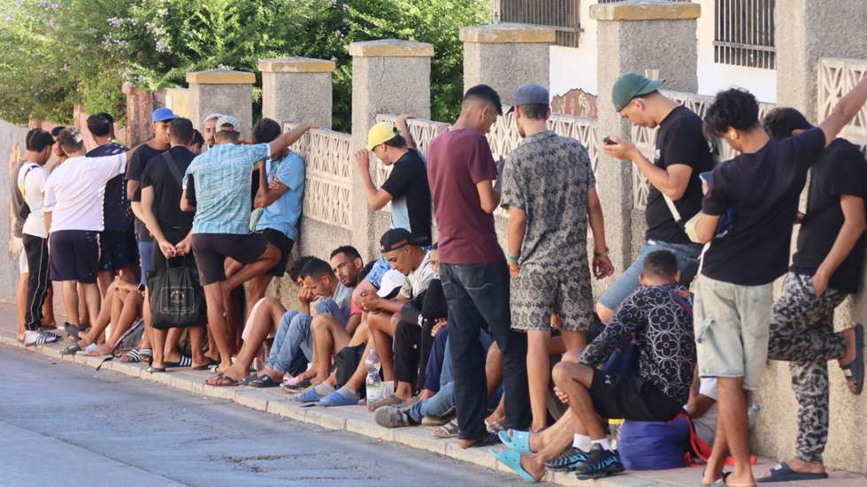 epa13184145 Migrants gathered at a stree in Ceuta, Spain, 22 August 2026. The Spanish government is providing temporary shelter for 1,200 migrants sleeping rough on Trampolin Beach and in the Loma Colmenar area of Ceuta, and plans to gradually expand these facilities.  EPA/REDUAN