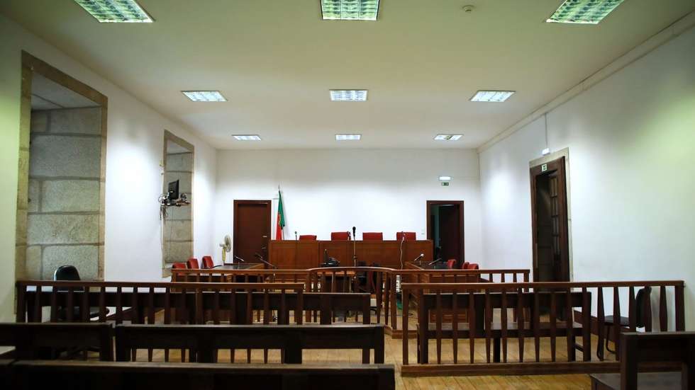 Sala de audiências vazia no tribunal de São João Novo no Porto onde nenhum julgamento foi realizado esta manha devido à greve dos juízes, 20 novembro de 2018. A associação Sindical dos Juízes Portugueses anunciou uma greve nacional de 21 dias, com início no dia 20 de novembro, em protesto pela falta de acordo na revisão do Estatuto dos Magistrados Judiciais. ESTELA SILVA/LUSA